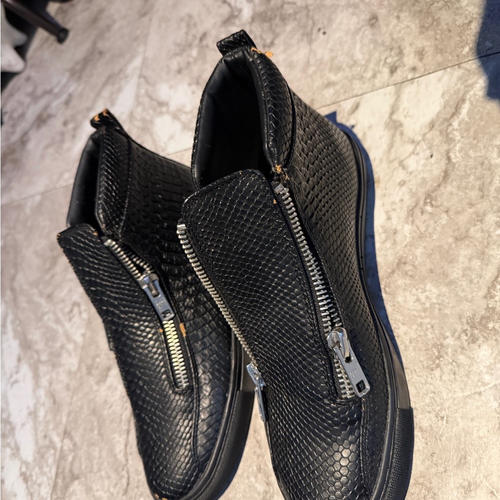 Sleek Black Textured Sneakers - Picture 2 of 3
